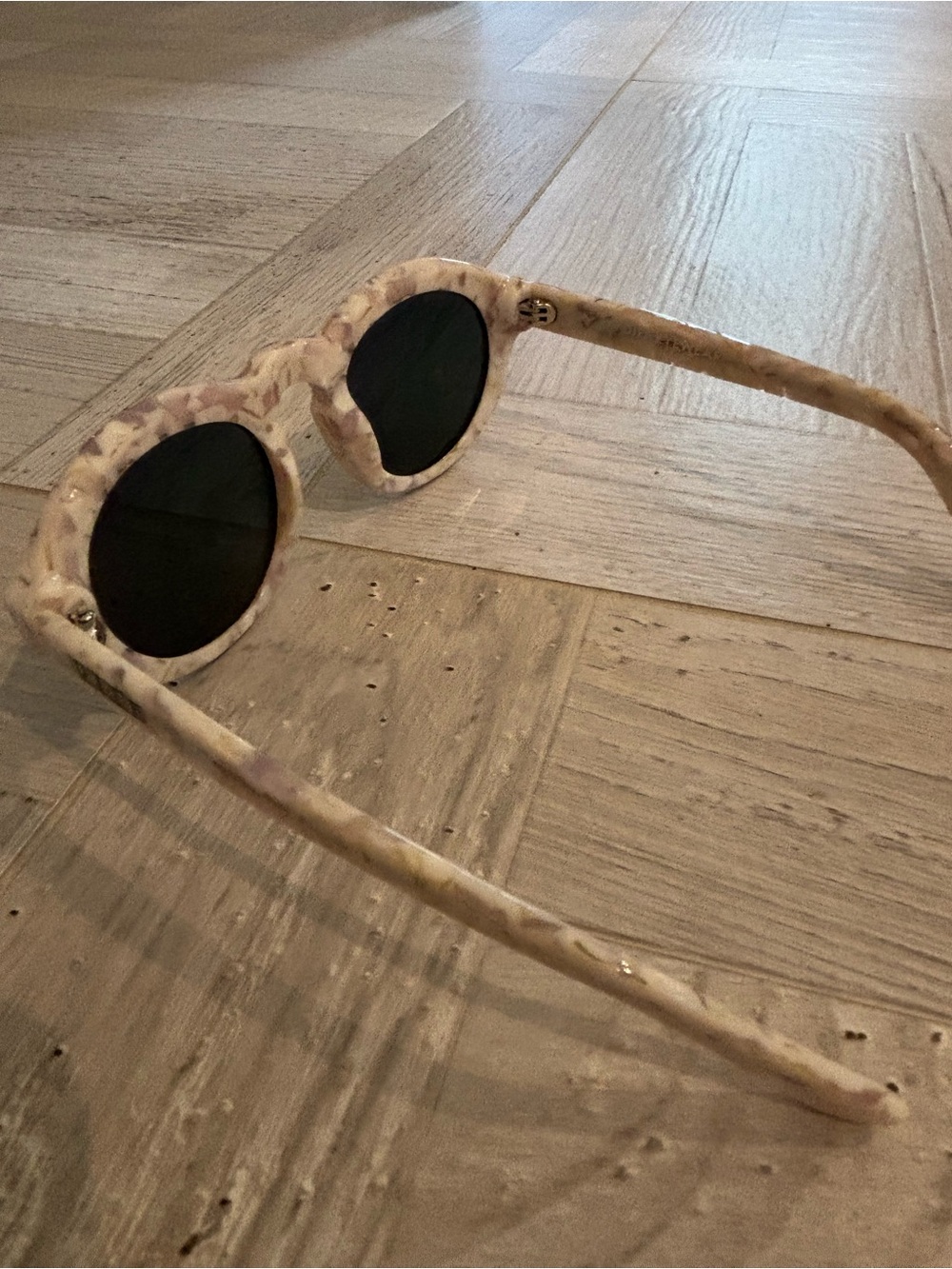 Diff Eyewear Marble White Frame Sunglasses with Pink Mirrored Lenses - Picture 2 of 2